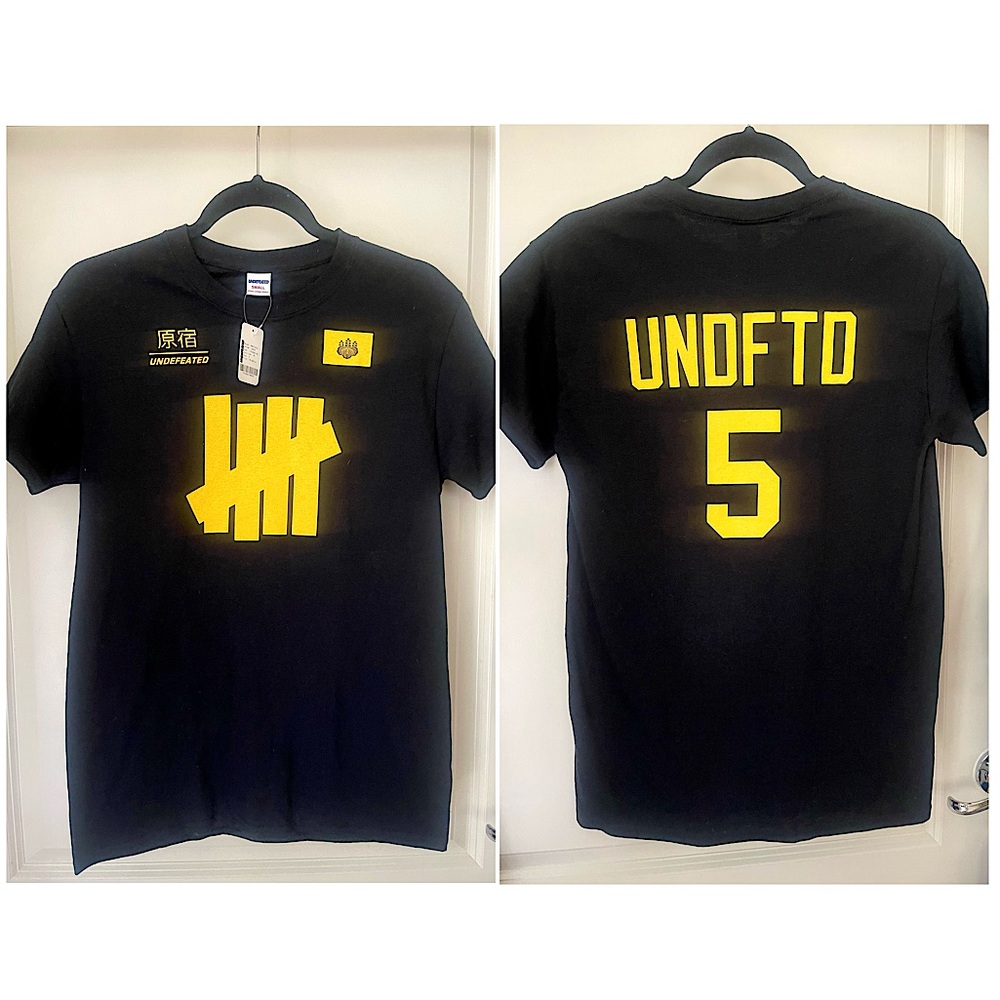 Undefeated Japan exclusive T-shirt size small🖤💛